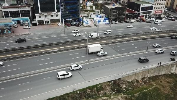 D-100 karayolu Avcılar yan yolda çatlaklar oluştu