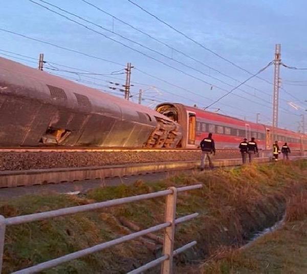 İtalya’da hızlı tren raydan çıktı: 2 ölü, 30 yaralı