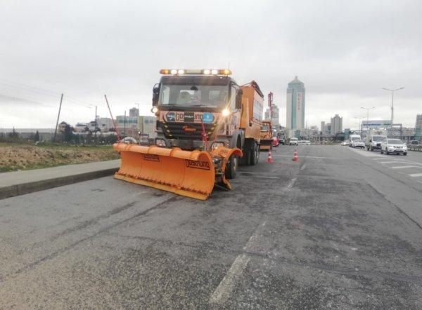 İstanbul'da kar küreme araçları hazır bekliyor