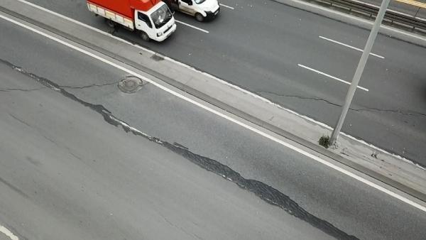 D-100 karayolu Avcılar yan yolda çatlaklar oluştu