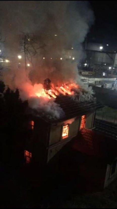 Kocaeli'de tarihi tren garı alevlere teslim oldu