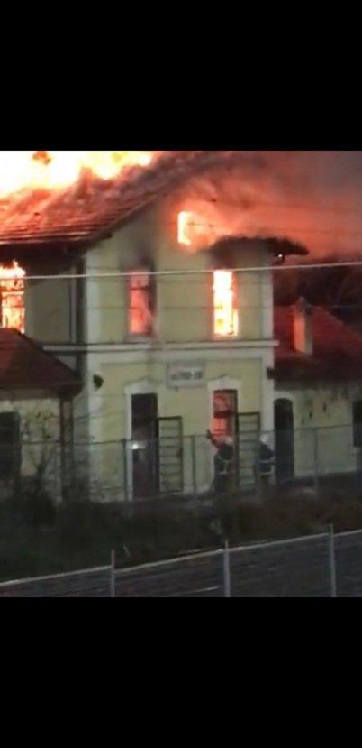 Kocaeli'de tarihi tren garı alevlere teslim oldu