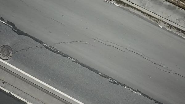 D-100 karayolu Avcılar yan yolda çatlaklar oluştu