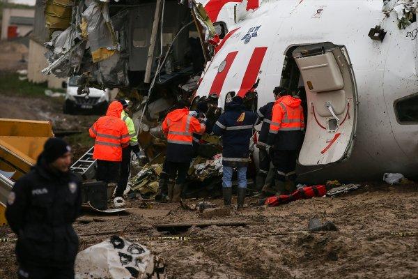 Pistten çıkan uçağın enkazı parçalanarak kaldırılacak