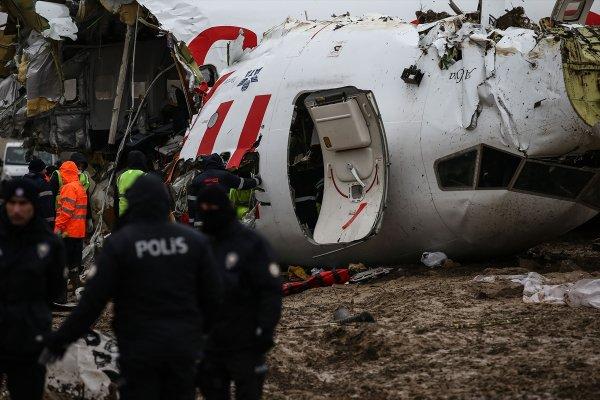 Pistten çıkan uçağın enkazı parçalanarak kaldırılacak