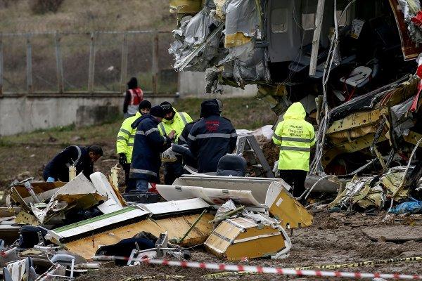 Pistten çıkan uçağın enkazı parçalanarak kaldırılacak