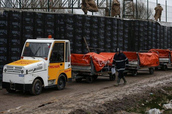 Pistten çıkan uçağın enkazı parçalanarak kaldırılacak