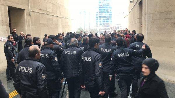 Cinayet davasının tarafları arasında arbede yaşandı