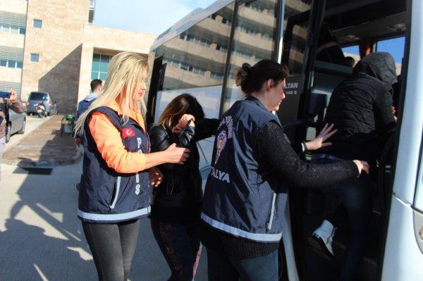 Antalya’da iş adamı arkadaşının verdiği bilgilerle soyuldu