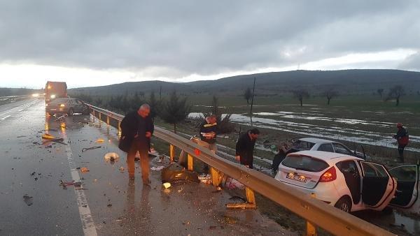 Manisa'da zincirleme trafik kazası: 2 yaralı