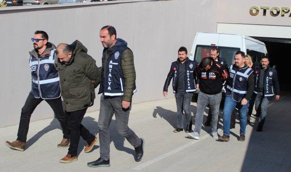 Antalya’da iş adamı arkadaşının verdiği bilgilerle soyuldu