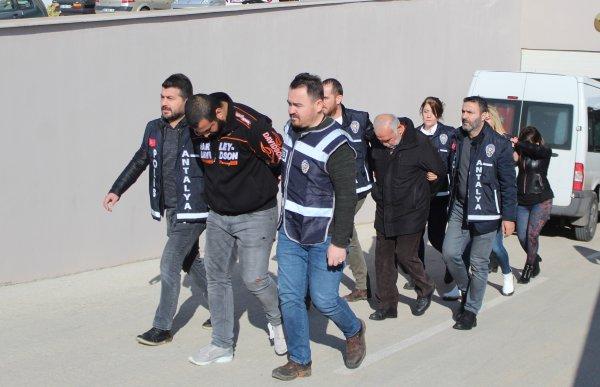 Antalya’da iş adamı arkadaşının verdiği bilgilerle soyuldu