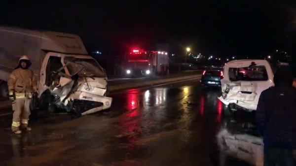 Büyükçekmece'de kamyonet minibüse çarptı: 2 yaralı