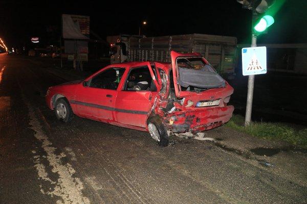 Adana'da tır kırmızı ışıkta bekleyen 2 araca çarptı