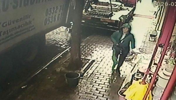 İzmir'de kaldırımda yürüyen kadın ölümden döndü