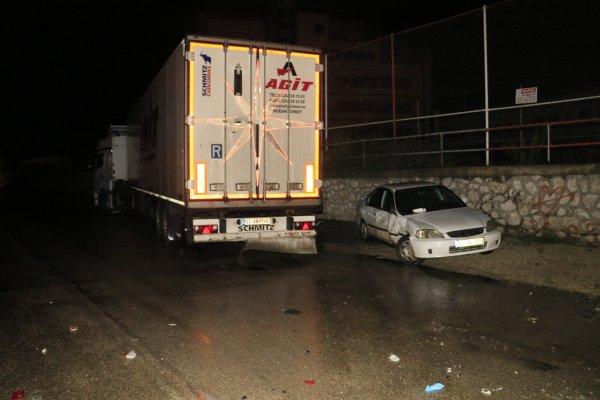 Adana'da tır kırmızı ışıkta bekleyen 2 araca çarptı