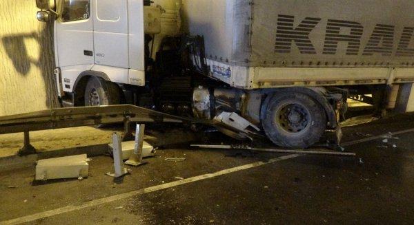 Tünelde duvara çarpan tır sürücünün burnu bile kanamadı