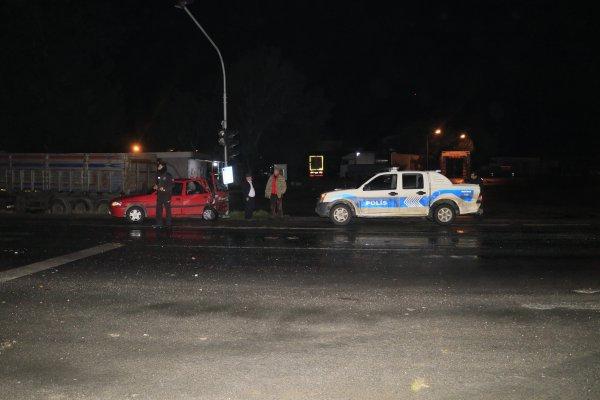 Adana'da tır kırmızı ışıkta bekleyen 2 araca çarptı