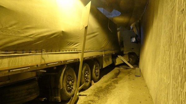 Tünelde duvara çarpan tır sürücünün burnu bile kanamadı