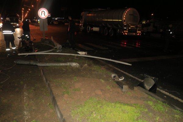 Adana'da tır kırmızı ışıkta bekleyen 2 araca çarptı