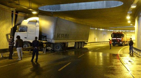 Tünelde duvara çarpan tır sürücünün burnu bile kanamadı