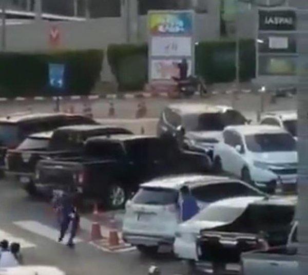 Tayland’da bir asker sivillere ateş açtı