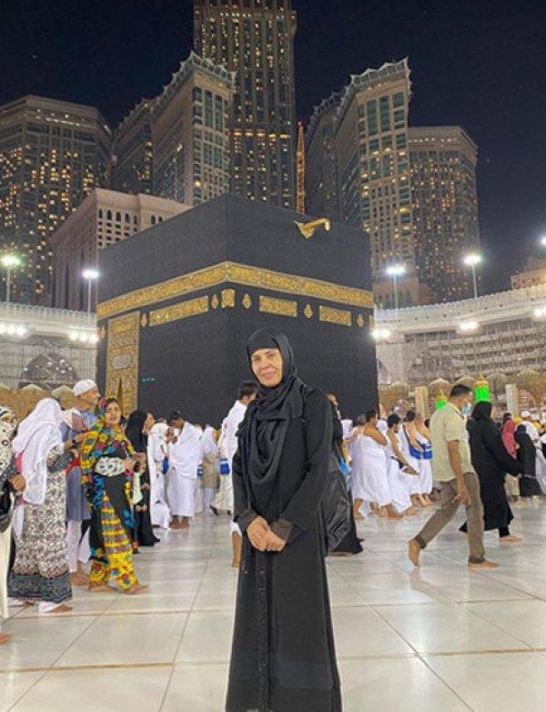 Irmak Atuk annesiyle umreye gitti