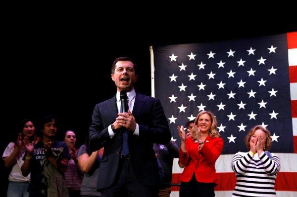 Trump’ın eşcinsel rakibi başkanlık yarışında arayı açıyor