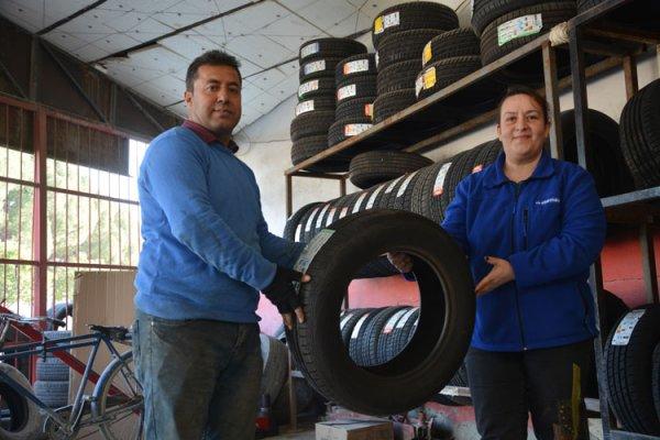 Duygu usta, 20 yıldır lastik tamirciliği yapıyor
