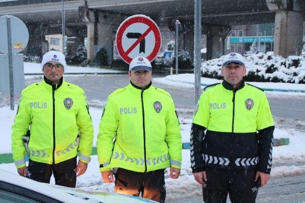Polis memurları trafikte kalan aracı itti