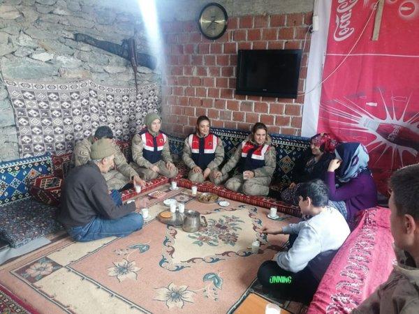 Kadın astsubaylar, depremzedelerin yaralarını sarıyor