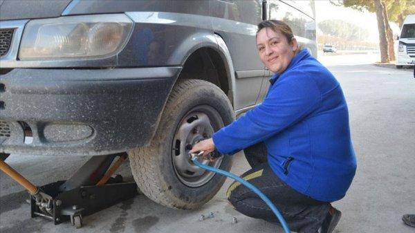 Duygu usta, 20 yıldır lastik tamirciliği yapıyor