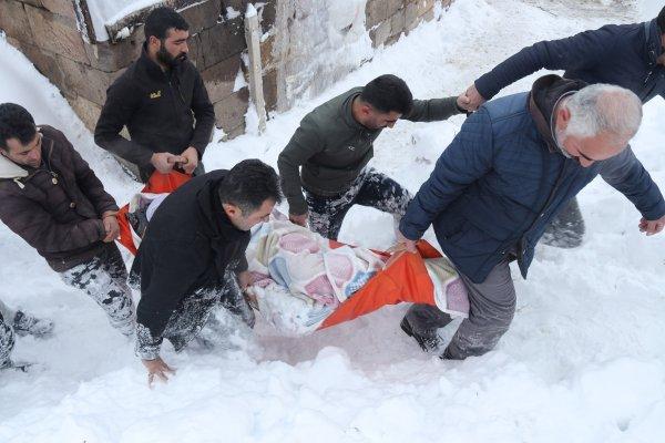 Branda sedyeyle zorlu hasta kurtarma operasyonu