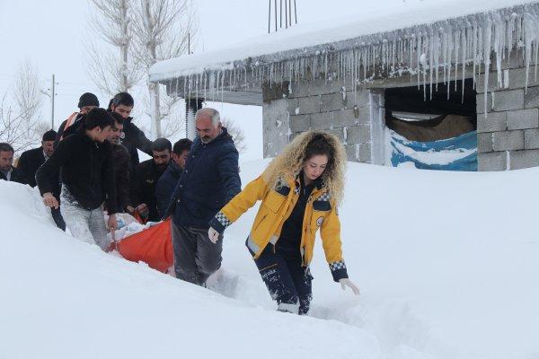 Branda sedyeyle zorlu hasta kurtarma operasyonu