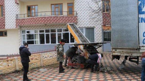 Depremzedenin eşyasını askeri kamyonlar taşıyacak