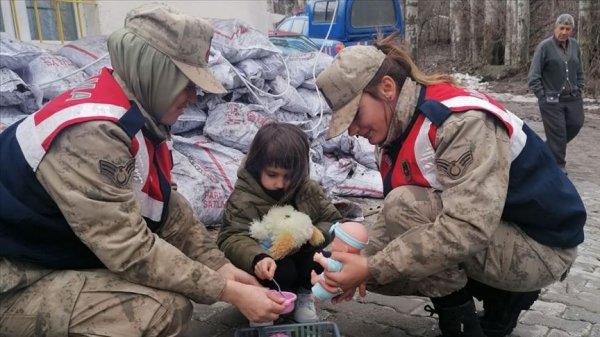 Kadın astsubaylar, depremzedelerin yaralarını sarıyor