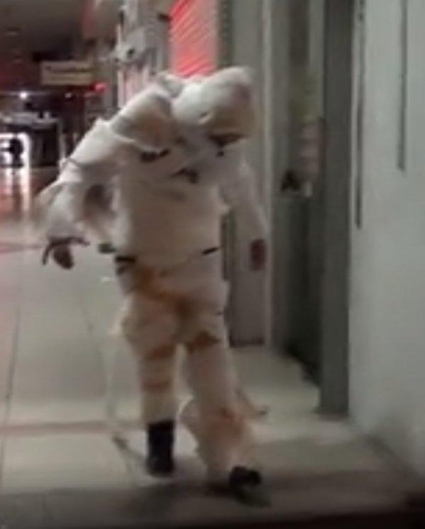 Vücutlarını tuvalet kağıdı ile sarıp caddede gezdiler