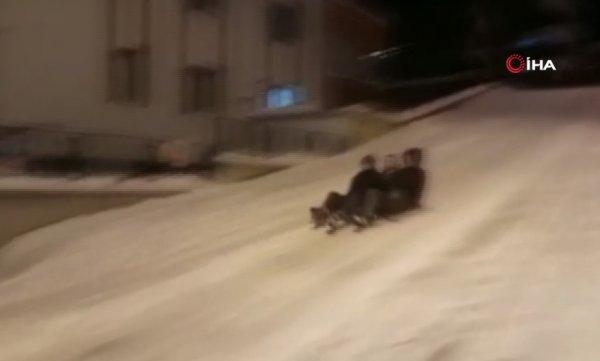 Giresun'da kayak yapan gençlere yoldan geçen araç çarptı