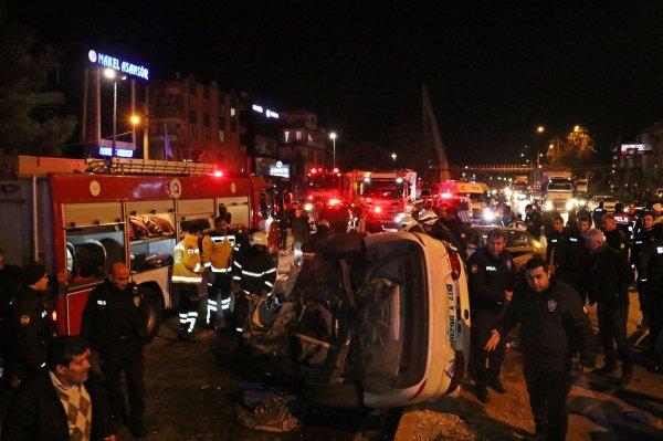 Antalya'da yeni evli çift trafik kazası yaptı:1 ölü