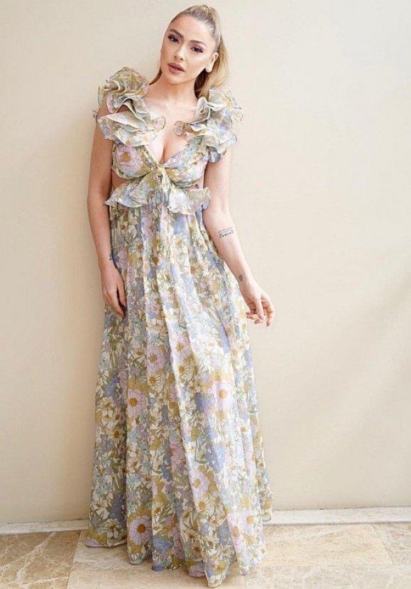 Hadise çiçekli elbisesiyle poz verdi