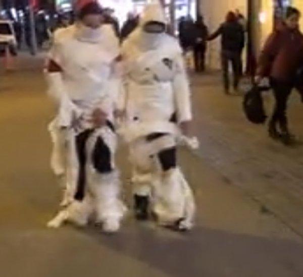 Vücutlarını tuvalet kağıdı ile sarıp caddede gezdiler