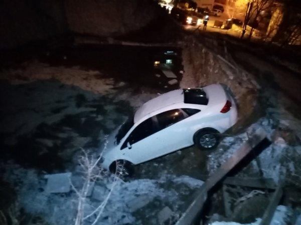 Tekirdağ'da bir araç inşaat çukuruna uçtu