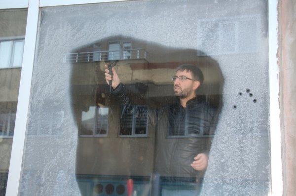 Erzurum'da dereler buz bağladı