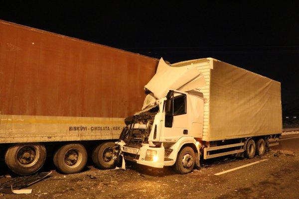 Kayseri'de park halindeki tıra kamyonet çarptı: 3 yaralı