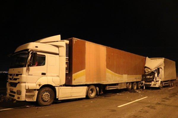 Kayseri'de park halindeki tıra kamyonet çarptı: 3 yaralı