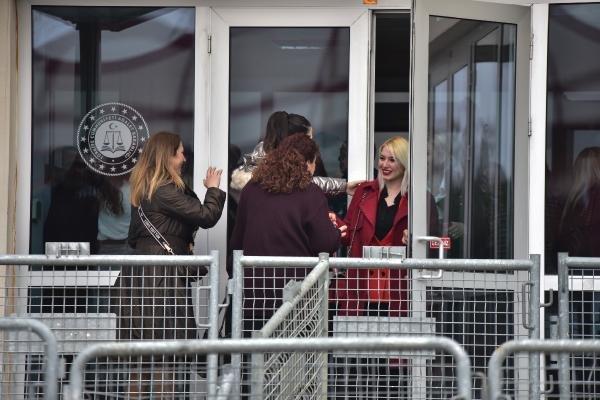 Kedicikler Adnan Oktar'ı yalnız bırakmadı