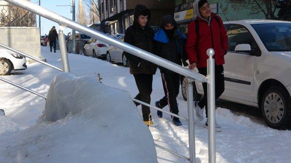 Ardahan'da eksi 38 derecede okula gidiyorlar