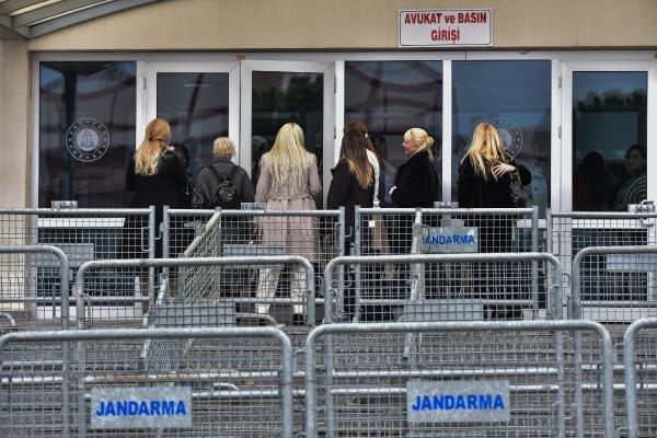 Kedicikler Adnan Oktar'ı yalnız bırakmadı