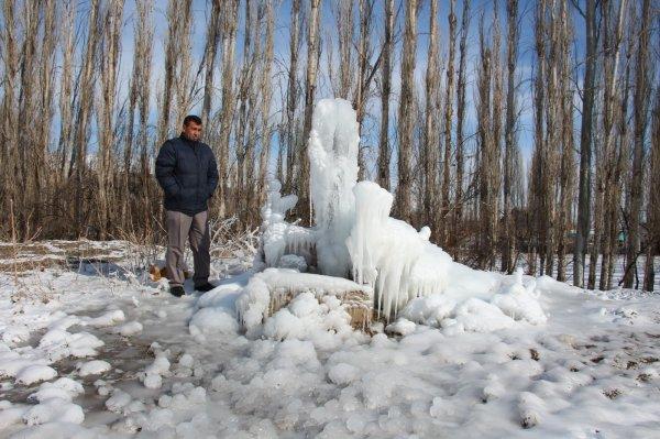 Erzurum'da dereler buz bağladı