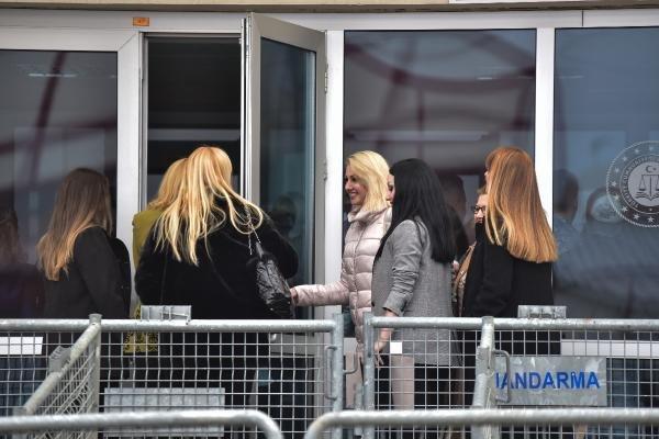 Kedicikler Adnan Oktar'ı yalnız bırakmadı